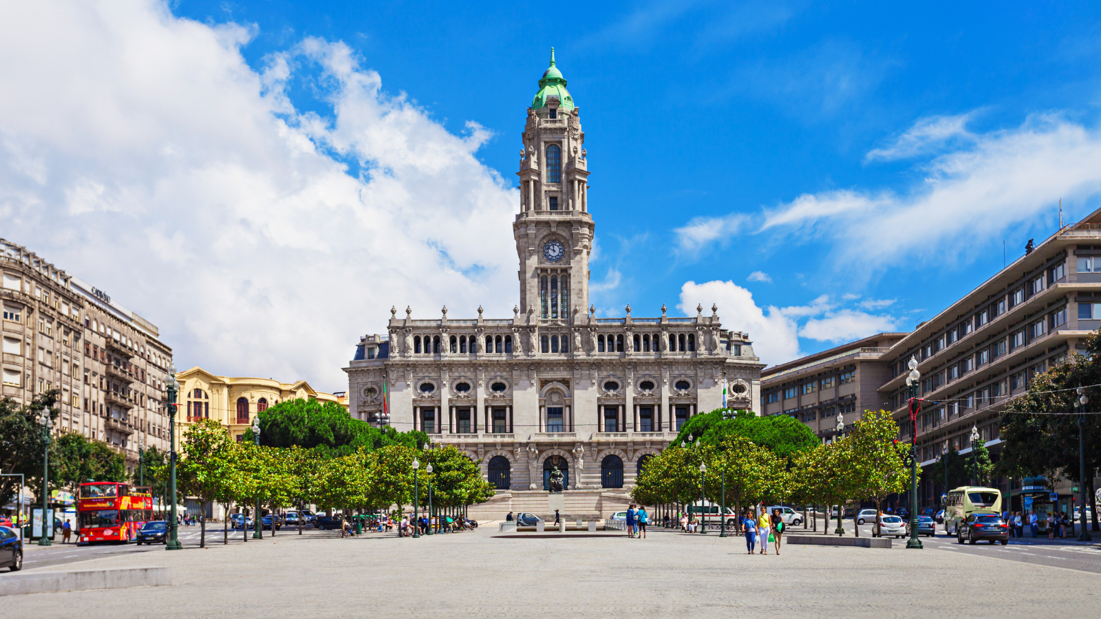 Travelling on a budget in Porto Town Hall